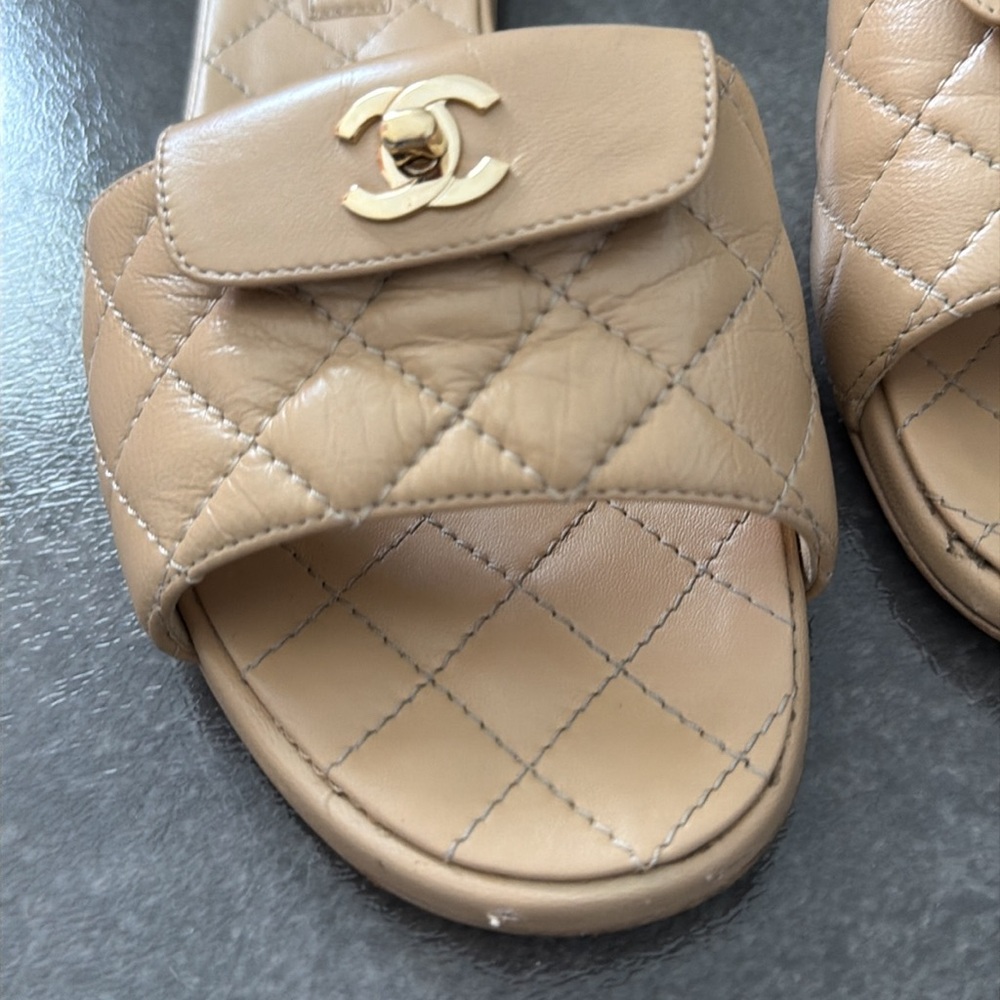 Chanel summer sandals with turn lock chanel logo. Size 39.5 - Picture 4 of 7